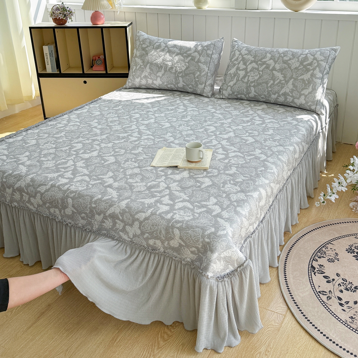 91家纺网 家纺一手货源 找家纺 卡初家居（原微来） 2026新款A类凉豆豆凉感双面提花床裙款-蝶舞花间 蝶舞花间-浪漫灰