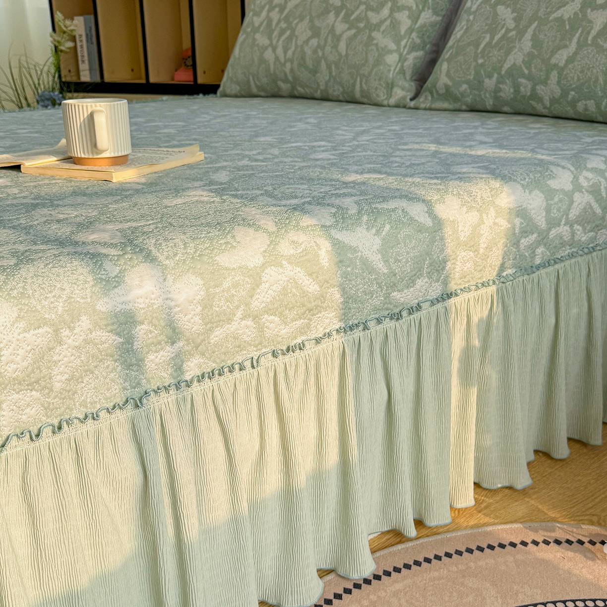 91家纺网 家纺一手货源 找家纺 卡初家居（原微来） 2026新款A类凉豆豆凉感双面提花床裙款-蝶舞花间 蝶舞花间-优雅绿