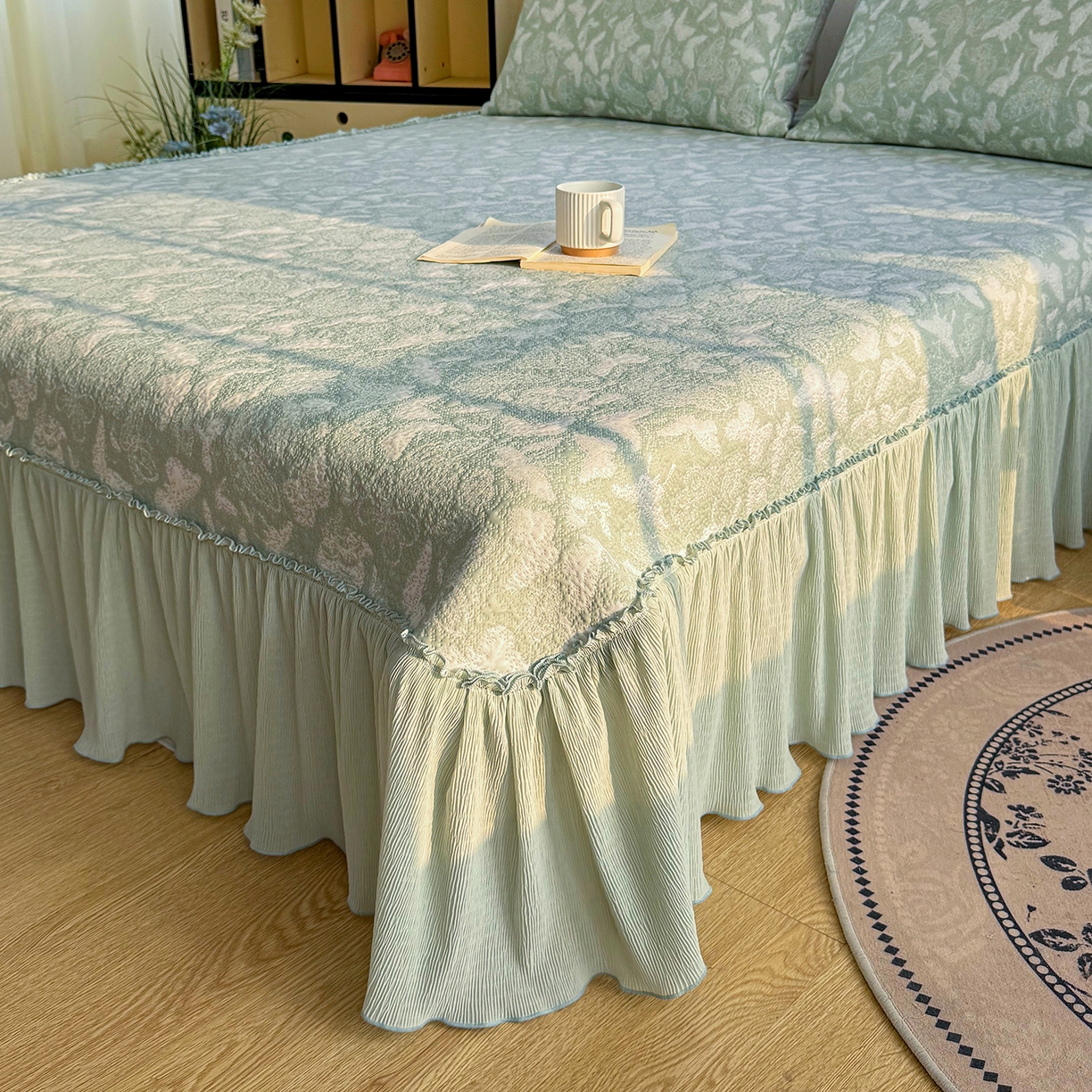 91家纺网 家纺一手货源 找家纺 卡初家居（原微来） 2026新款A类凉豆豆凉感双面提花床裙款-蝶舞花间 蝶舞花间-优雅绿