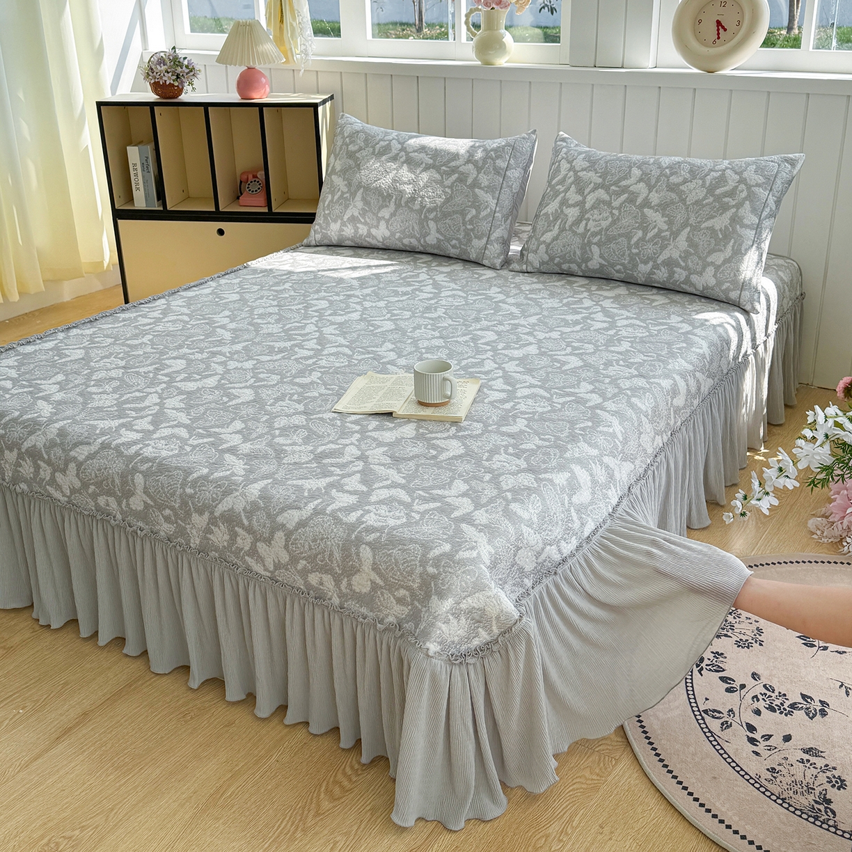 91家纺网 家纺一手货源 找家纺 卡初家居（原微来） 2026新款A类凉豆豆凉感双面提花床裙款-蝶舞花间 蝶舞花间-浪漫灰