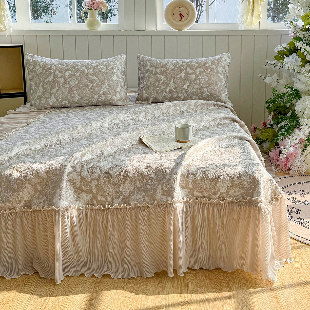 91家纺网 家纺一手货源 找家纺 卡初家居（原微来） 2026新款A类凉豆豆凉感双面提花床裙款-蝶舞花间 蝶舞花间-香槟金