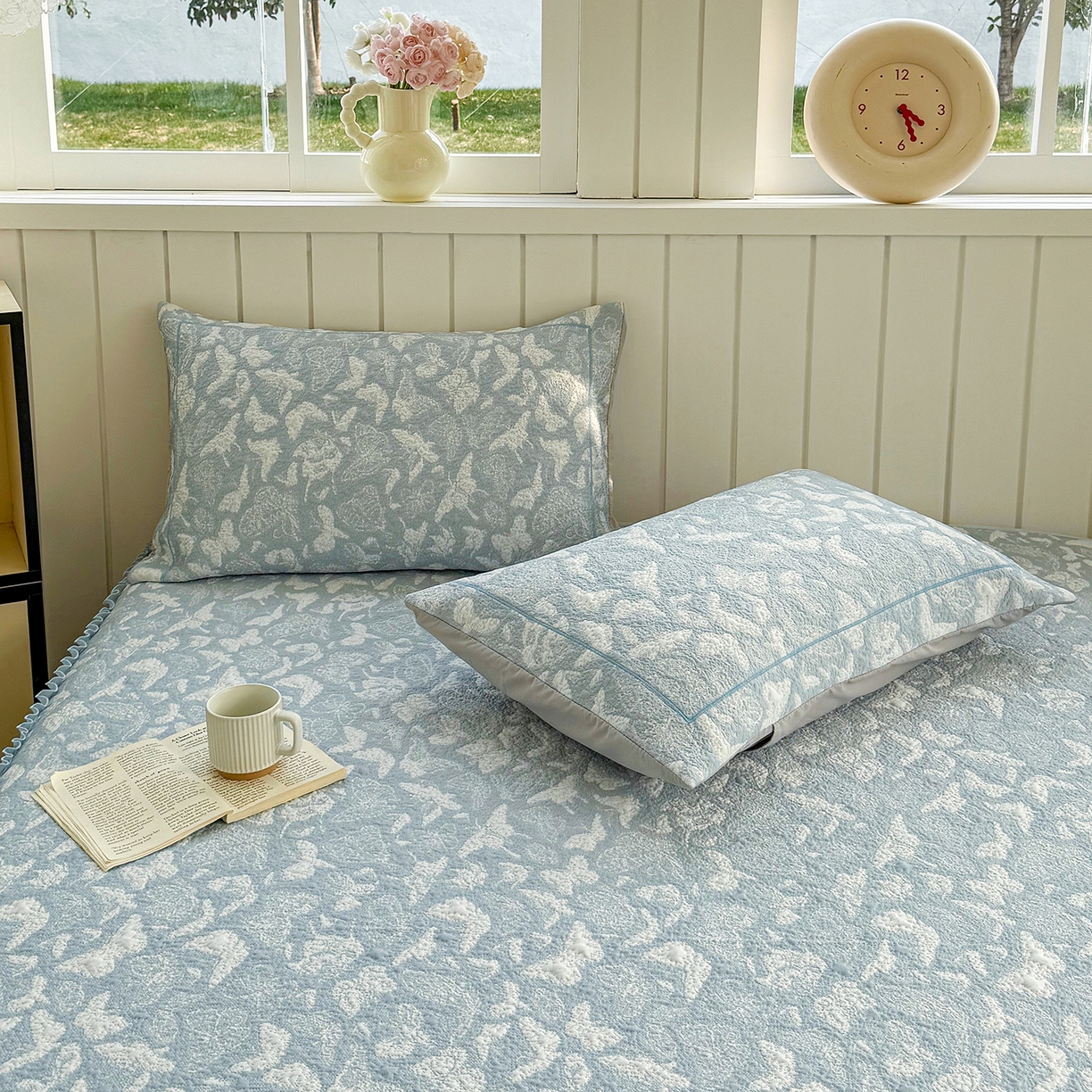 91家纺网 家纺一手货源 找家纺 卡初家居（原微来） 2026新款A类凉豆豆凉感双面提花床裙款-蝶舞花间 蝶舞花间-天空蓝