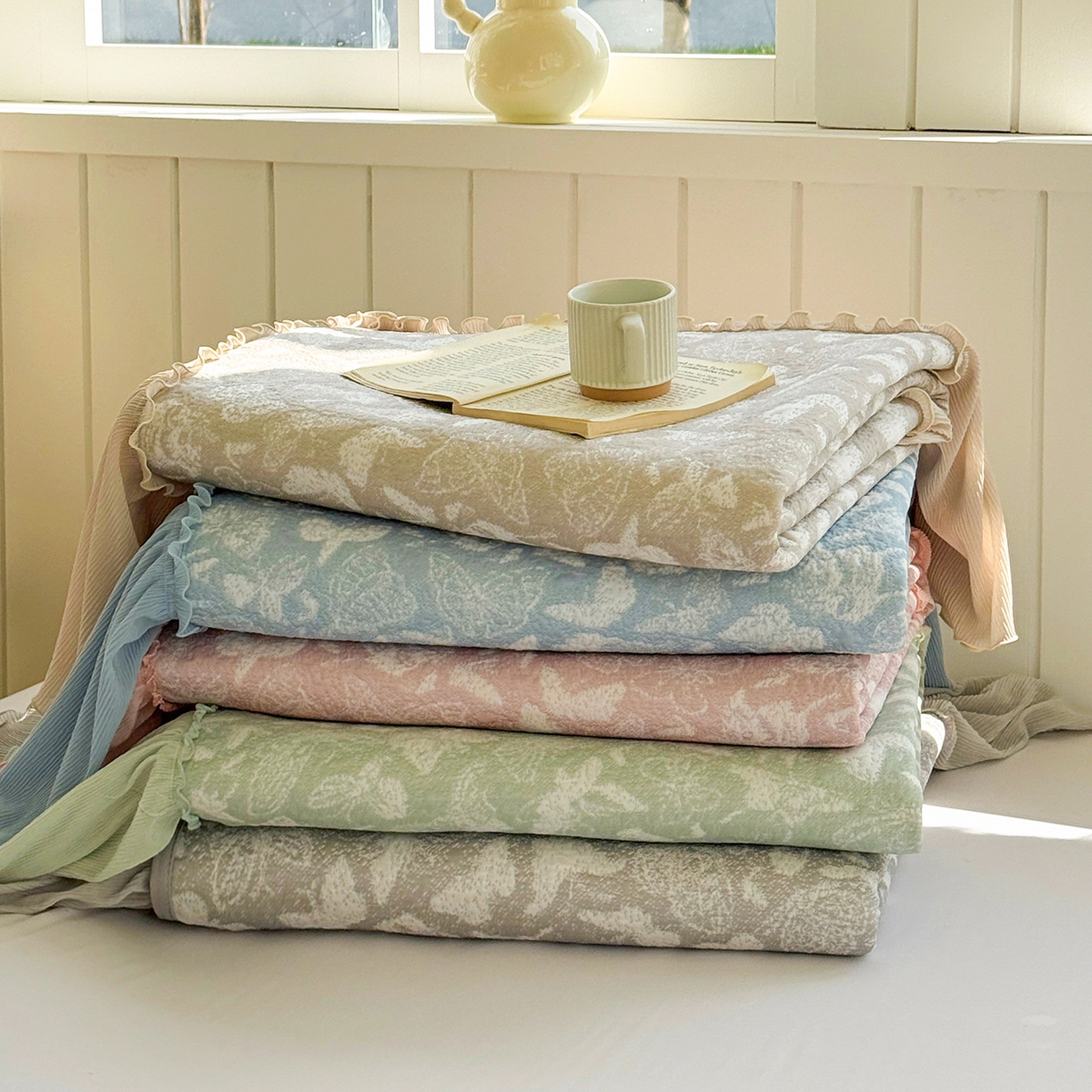 91家纺网 家纺一手货源 找家纺 卡初家居（原微来） 2026新款A类凉豆豆凉感双面提花床裙款-蝶舞花间 蝶舞花间-浪漫灰