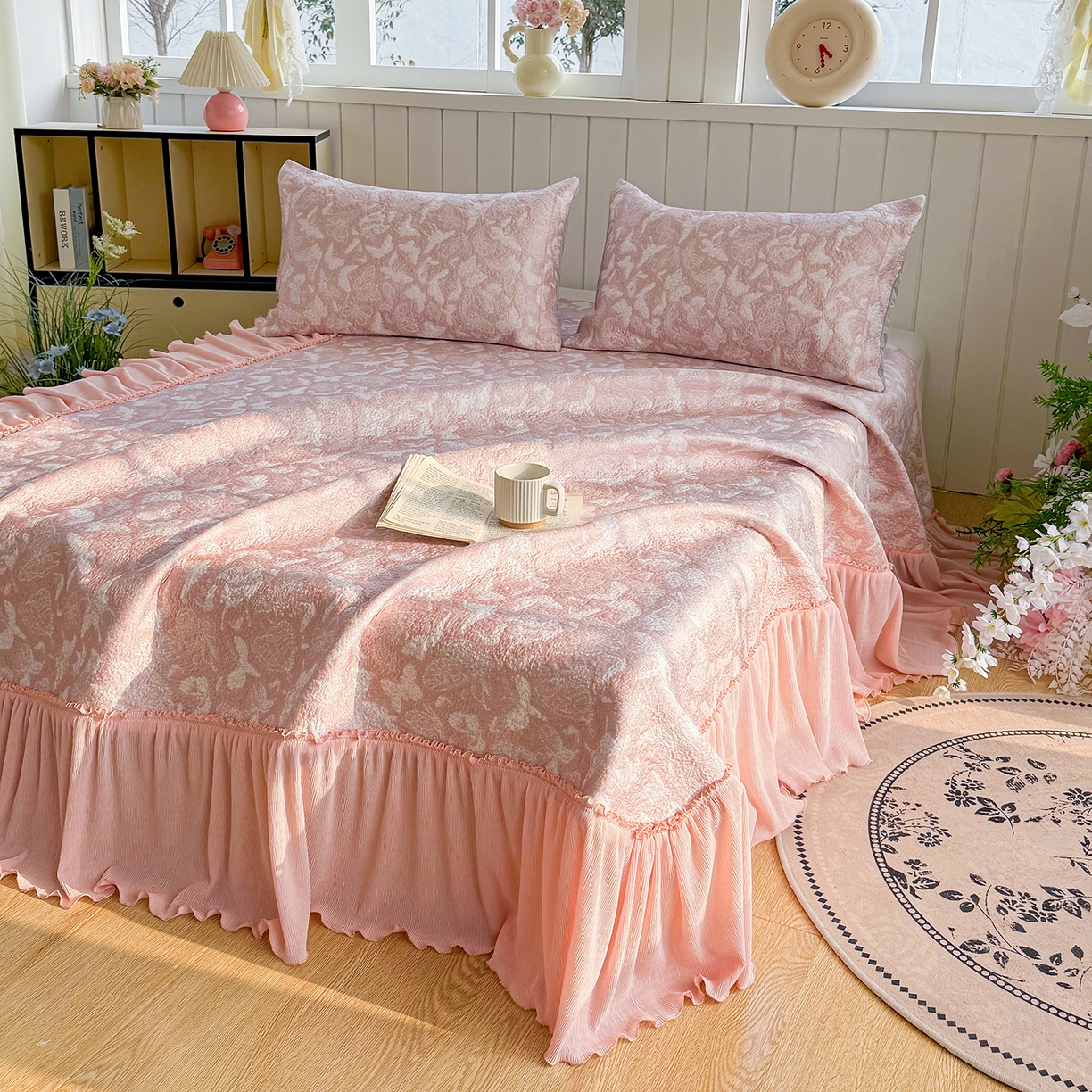 91家纺网 家纺一手货源 找家纺 卡初家居（原微来） 2026新款A类凉豆豆凉感双面提花床裙款-蝶舞花间 蝶舞花间-柔和粉