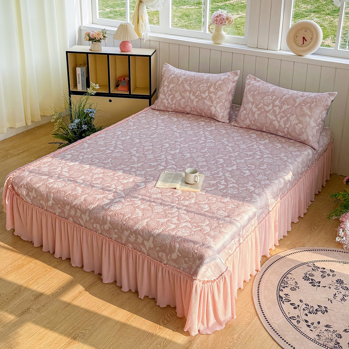 91家纺网 家纺一手货源 找家纺 卡初家居（原微来） 2026新款A类凉豆豆凉感双面提花床裙款-蝶舞花间 蝶舞花间-柔和粉