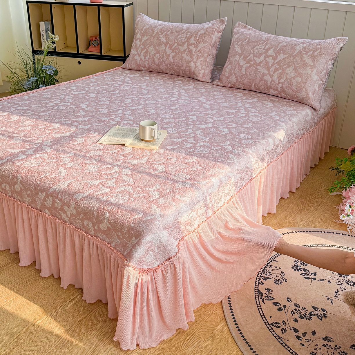 91家纺网 家纺一手货源 找家纺 卡初家居（原微来） 2026新款A类凉豆豆凉感双面提花床裙款-蝶舞花间 蝶舞花间-柔和粉