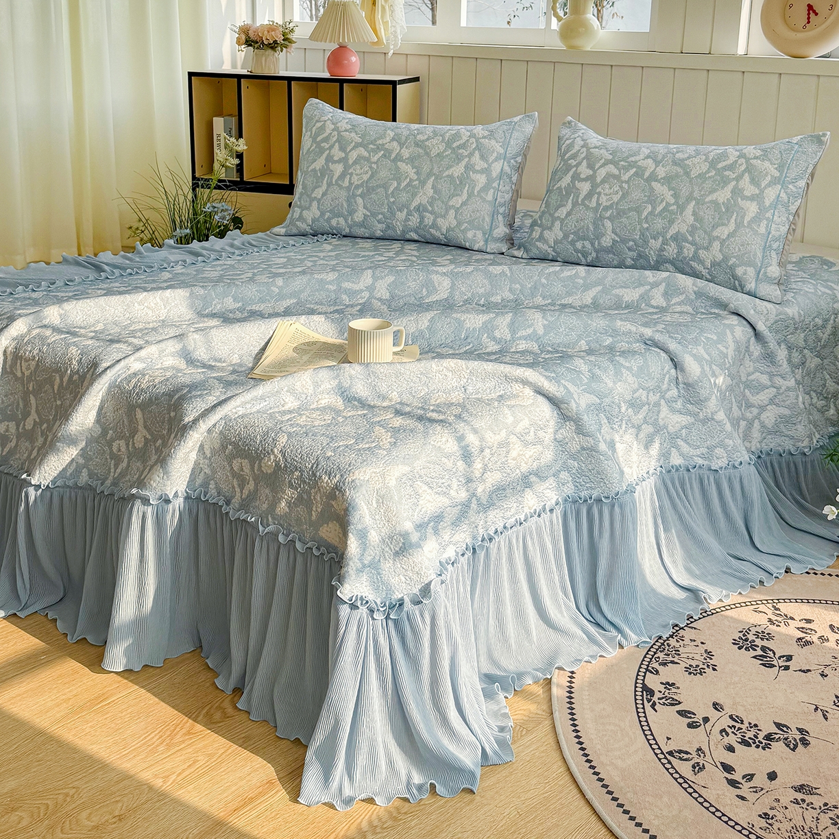 91家纺网 家纺一手货源 找家纺 卡初家居（原微来） 2026新款A类凉豆豆凉感双面提花床裙款-蝶舞花间 蝶舞花间-天空蓝