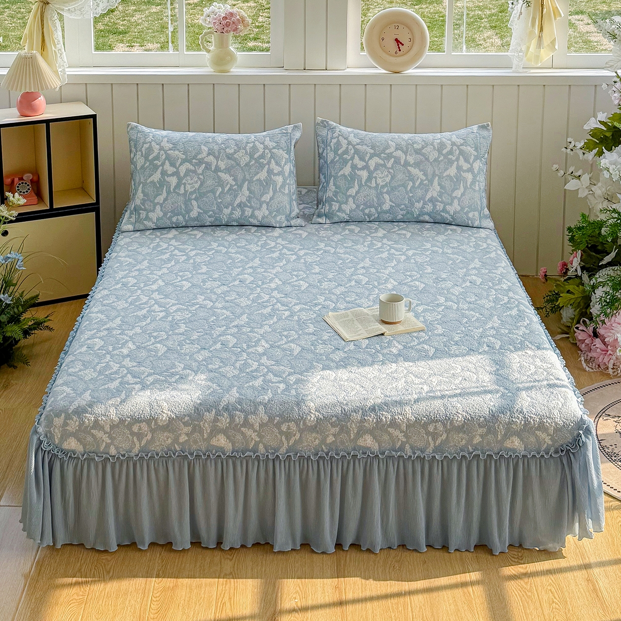 91家纺网 家纺一手货源 找家纺 卡初家居（原微来） 2026新款A类凉豆豆凉感双面提花床裙款-蝶舞花间 蝶舞花间-天空蓝