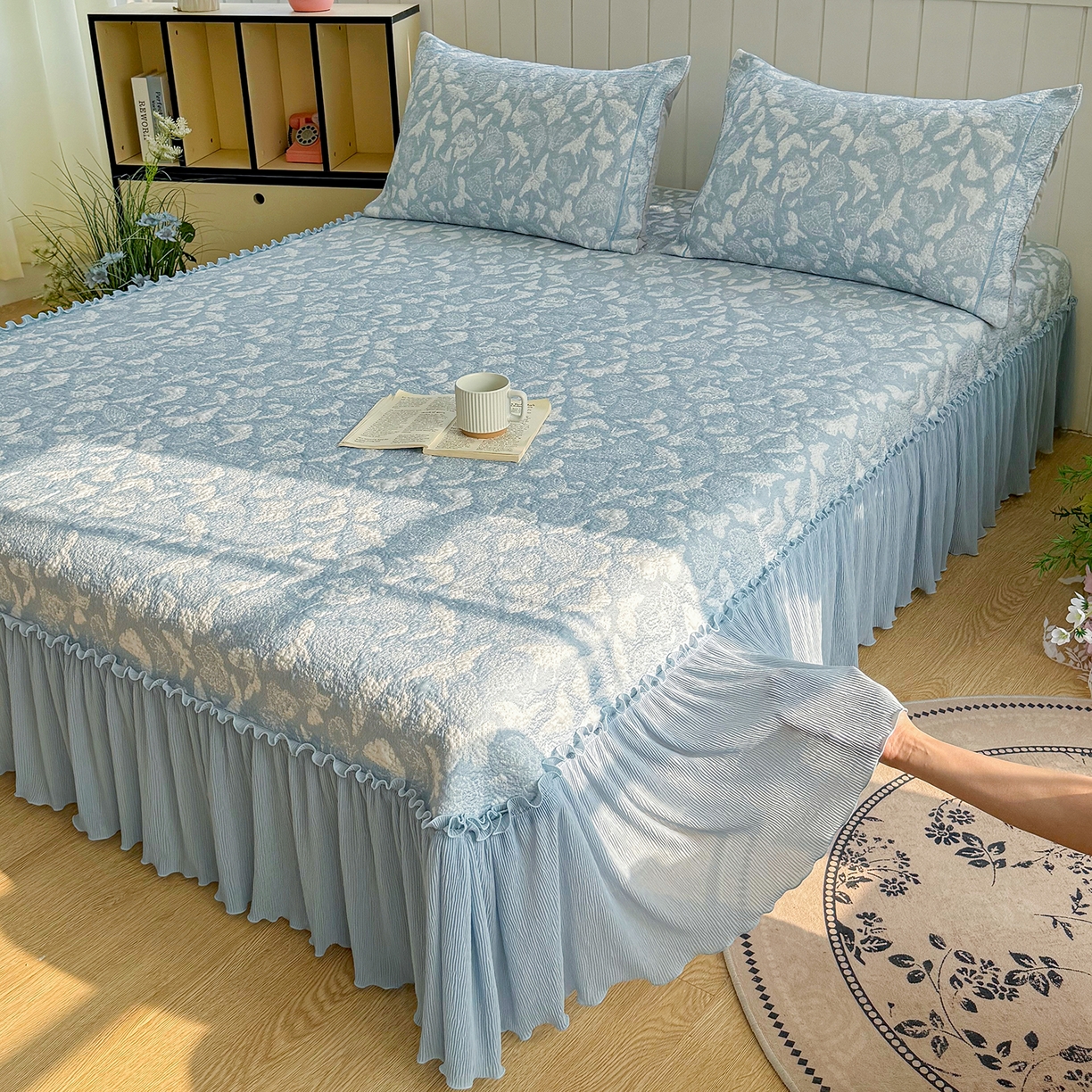 91家纺网 家纺一手货源 找家纺 卡初家居（原微来） 2026新款A类凉豆豆凉感双面提花床裙款-蝶舞花间 蝶舞花间-天空蓝