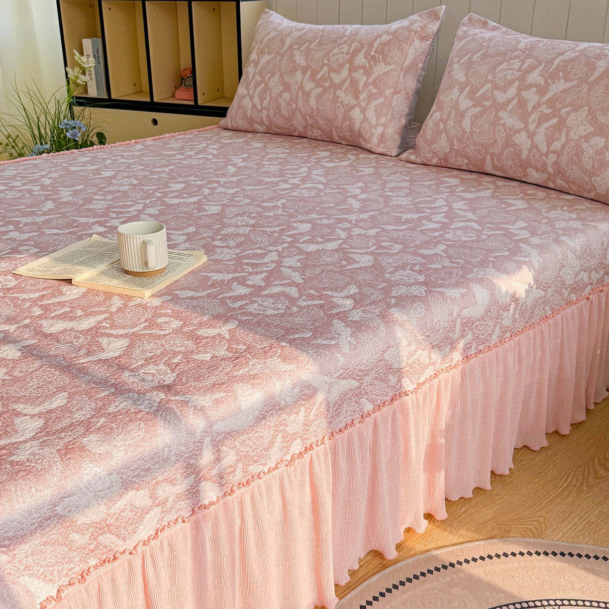 91家纺网 家纺一手货源 找家纺 卡初家居（原微来） 2026新款A类凉豆豆凉感双面提花床裙款-蝶舞花间 蝶舞花间-柔和粉