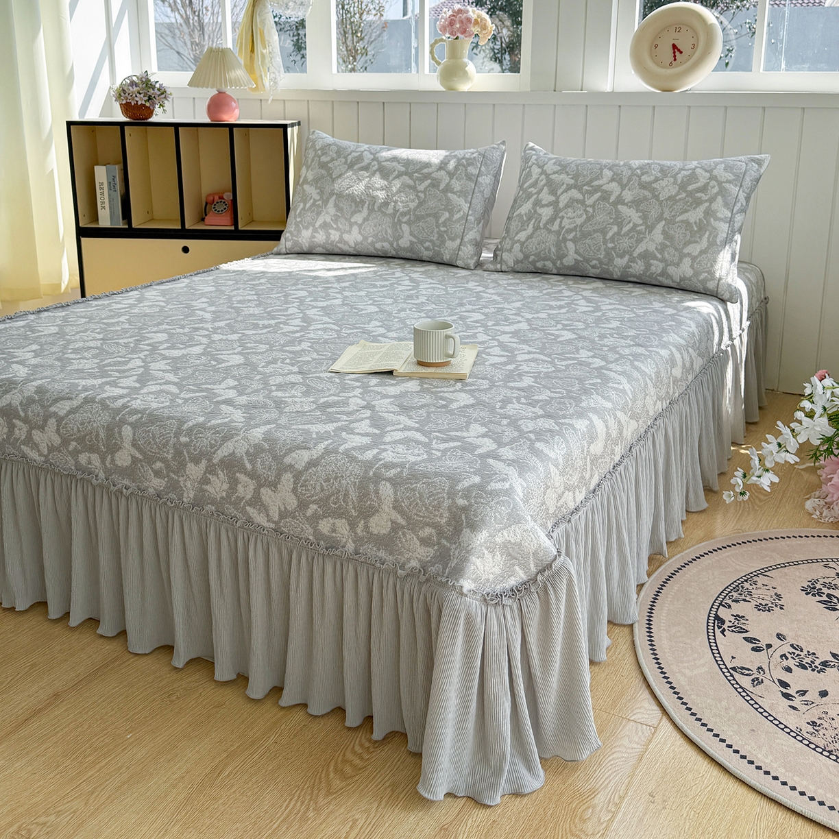 91家纺网 家纺一手货源 找家纺 卡初家居（原微来） 2026新款A类凉豆豆凉感双面提花床裙款-蝶舞花间 蝶舞花间-浪漫灰