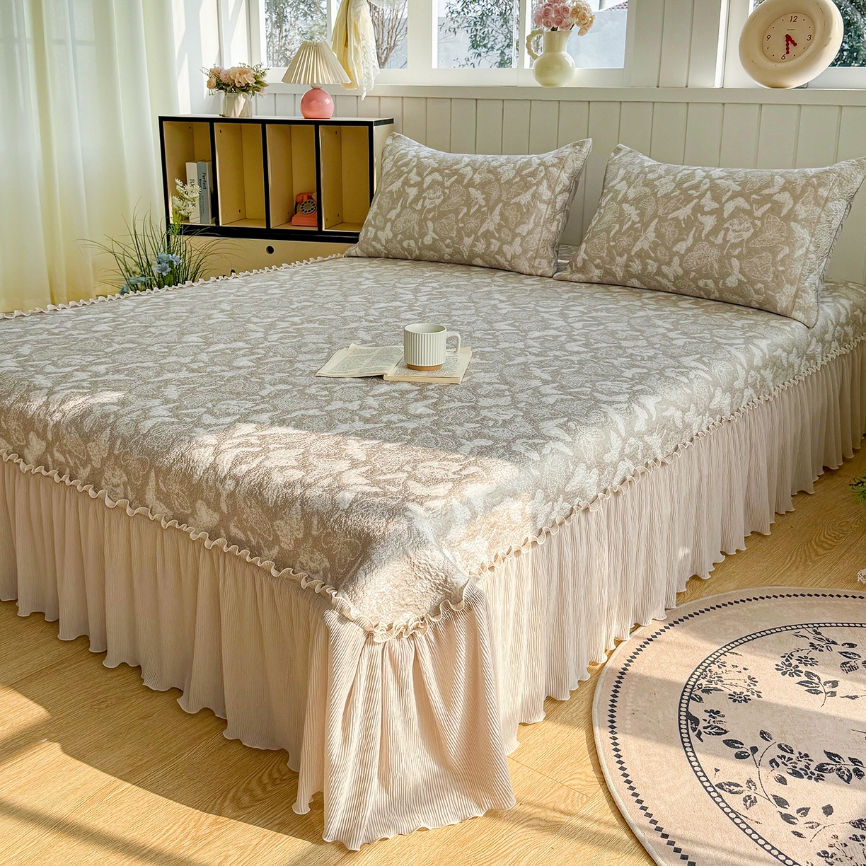 91家纺网 家纺一手货源 找家纺 卡初家居（原微来） 2026新款A类凉豆豆凉感双面提花床裙款-蝶舞花间 蝶舞花间-香槟金