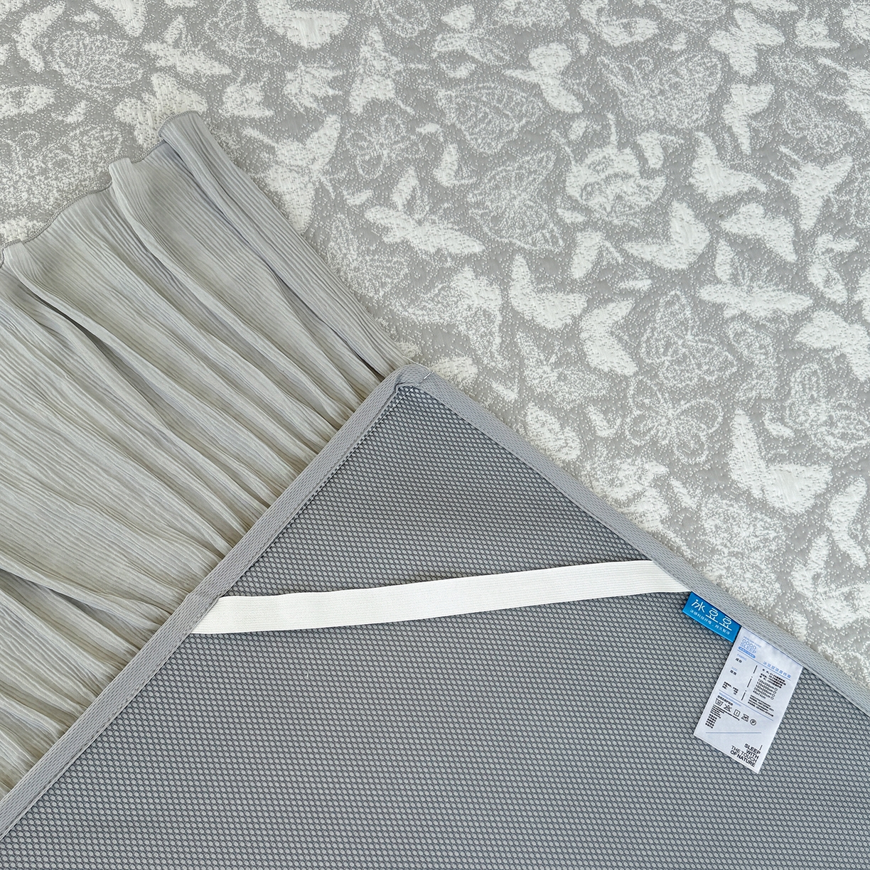 91家纺网 家纺一手货源 找家纺 卡初家居（原微来） 2026新款A类凉豆豆凉感双面提花床裙款-蝶舞花间 蝶舞花间-浪漫灰