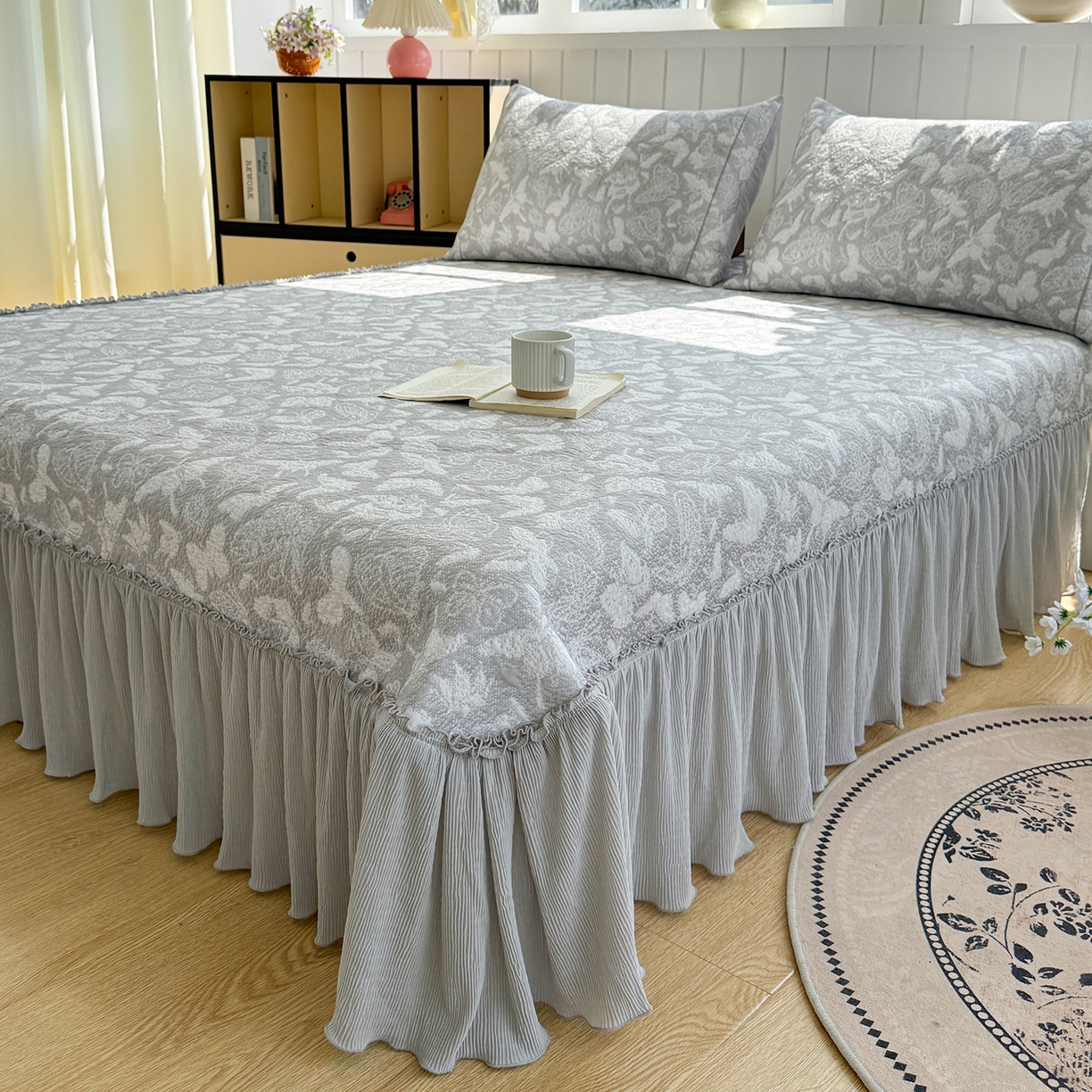 91家纺网 家纺一手货源 找家纺 卡初家居（原微来） 2026新款A类凉豆豆凉感双面提花床裙款-蝶舞花间 蝶舞花间-浪漫灰