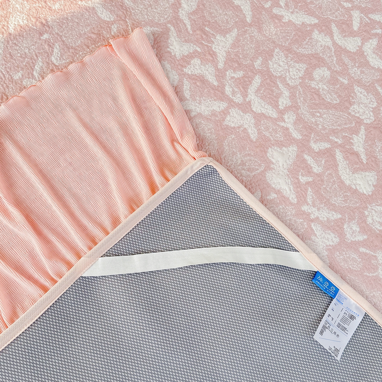 91家纺网 家纺一手货源 找家纺 卡初家居（原微来） 2026新款A类凉豆豆凉感双面提花床裙款-蝶舞花间 蝶舞花间-柔和粉