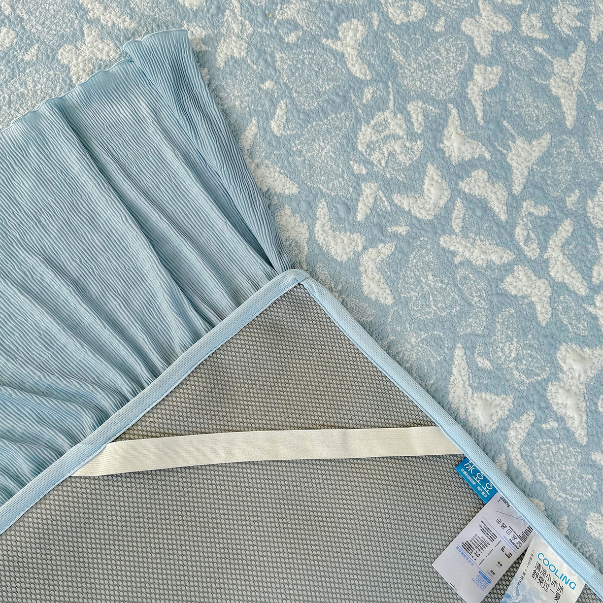 91家纺网 家纺一手货源 找家纺 卡初家居（原微来） 2026新款A类凉豆豆凉感双面提花床裙款-蝶舞花间 蝶舞花间-天空蓝