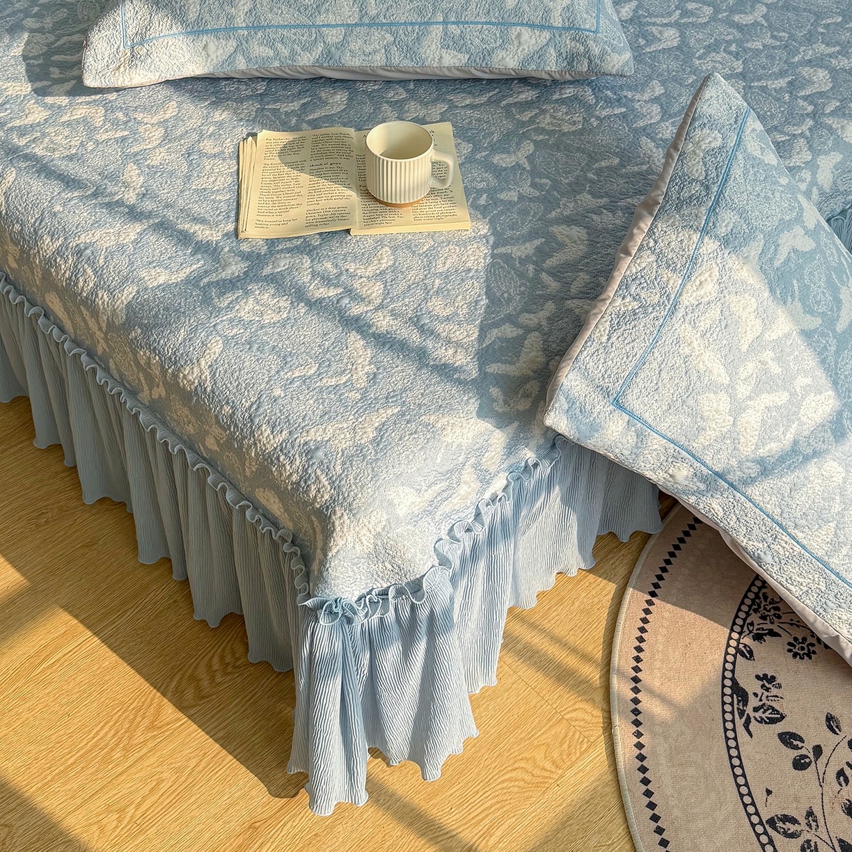 91家纺网 家纺一手货源 找家纺 卡初家居（原微来） 2026新款A类凉豆豆凉感双面提花床裙款-蝶舞花间 蝶舞花间-天空蓝