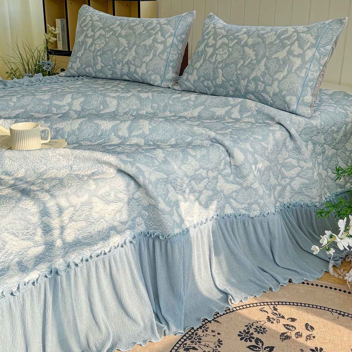 91家纺网 家纺一手货源 找家纺 卡初家居（原微来） 2026新款A类凉豆豆凉感双面提花床裙款-蝶舞花间 蝶舞花间-天空蓝