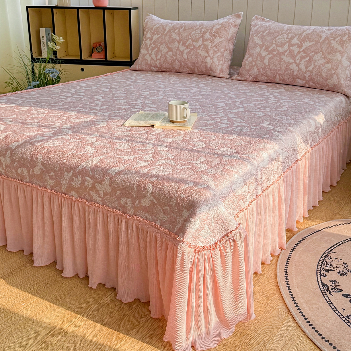 91家纺网 家纺一手货源 找家纺 卡初家居（原微来） 2026新款A类凉豆豆凉感双面提花床裙款-蝶舞花间 蝶舞花间-柔和粉