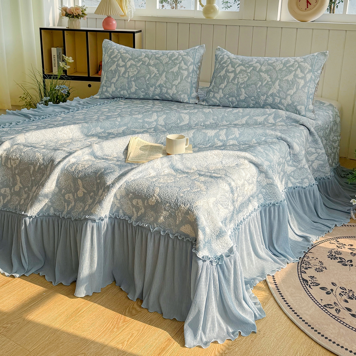 91家纺网 家纺一手货源 找家纺 卡初家居（原微来） 2026新款A类凉豆豆凉感双面提花床裙款-蝶舞花间 蝶舞花间-天空蓝