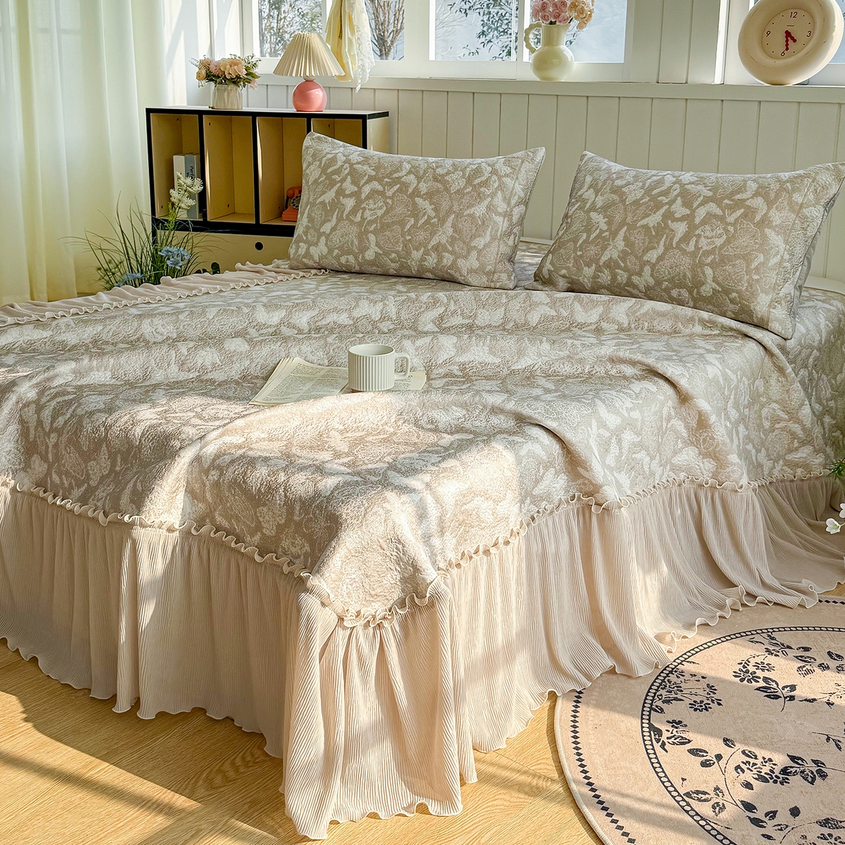 91家纺网 家纺一手货源 找家纺 卡初家居（原微来） 2026新款A类凉豆豆凉感双面提花床裙款-蝶舞花间 蝶舞花间-香槟金