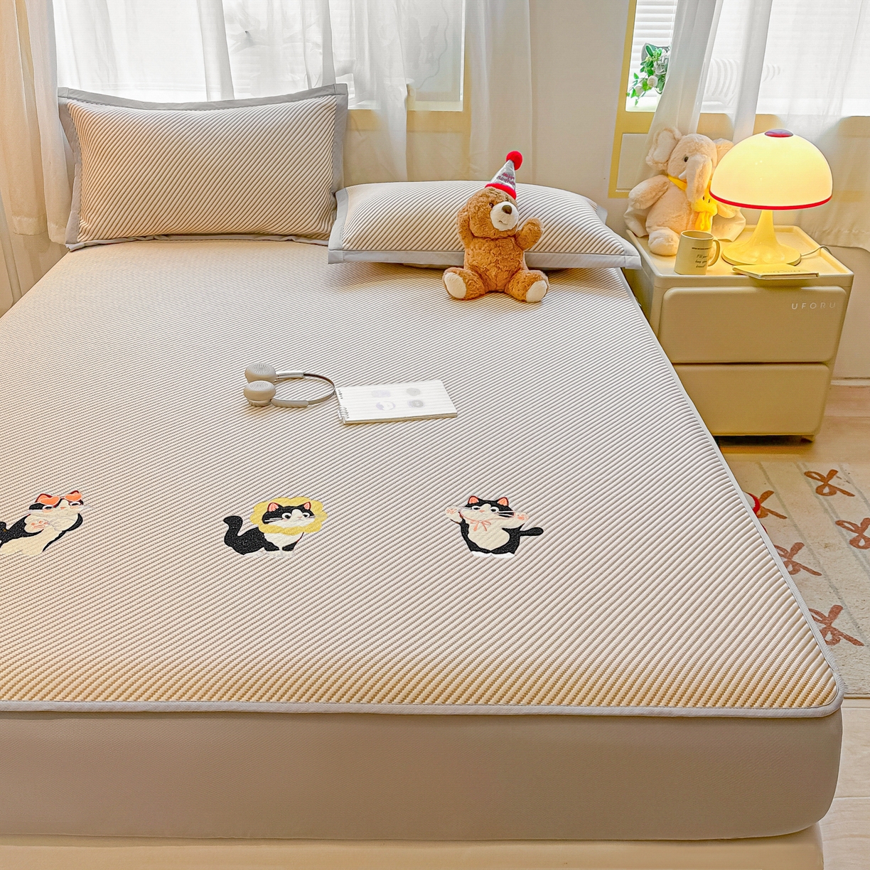 91家纺网 家纺一手货源 找家纺 多乐家纺 2026新款PE提花斜纹凉感豆豆卡通刺绣大包边复合凉席 三只猫-香槟（床笠款）