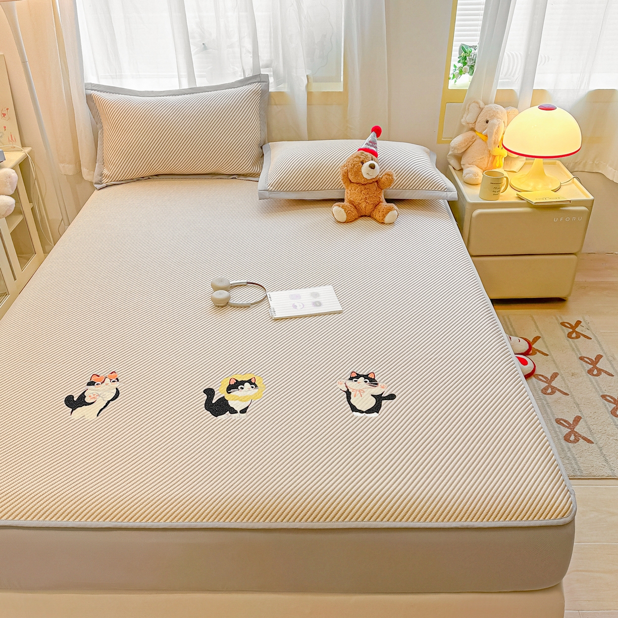 91家纺网 家纺一手货源 找家纺 多乐家纺 2026新款PE提花斜纹凉感豆豆卡通刺绣大包边复合凉席 三只猫-香槟（床笠款）