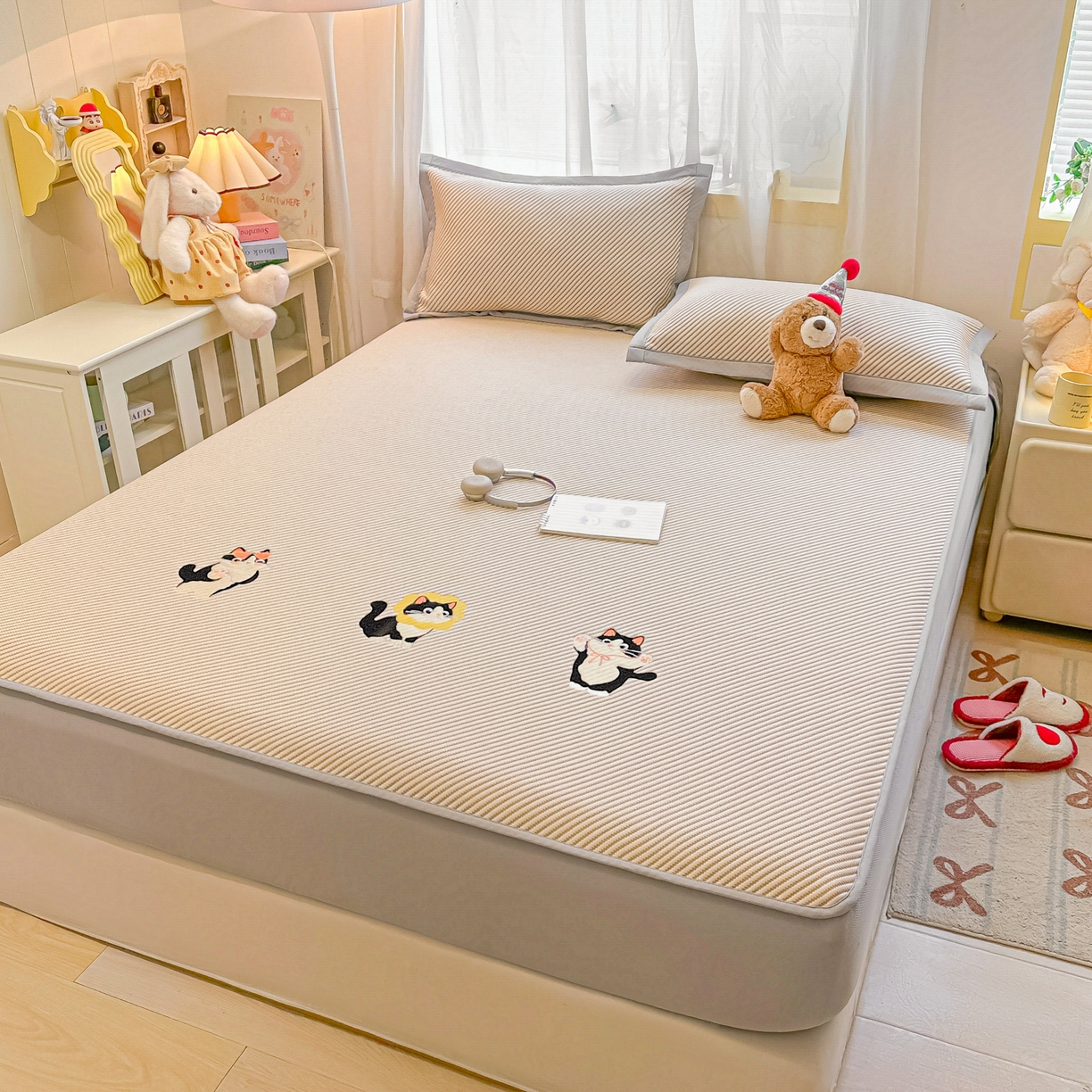 91家纺网 家纺一手货源 找家纺 多乐家纺 2026新款PE提花斜纹凉感豆豆卡通刺绣大包边复合凉席 三只猫-香槟（床笠款）