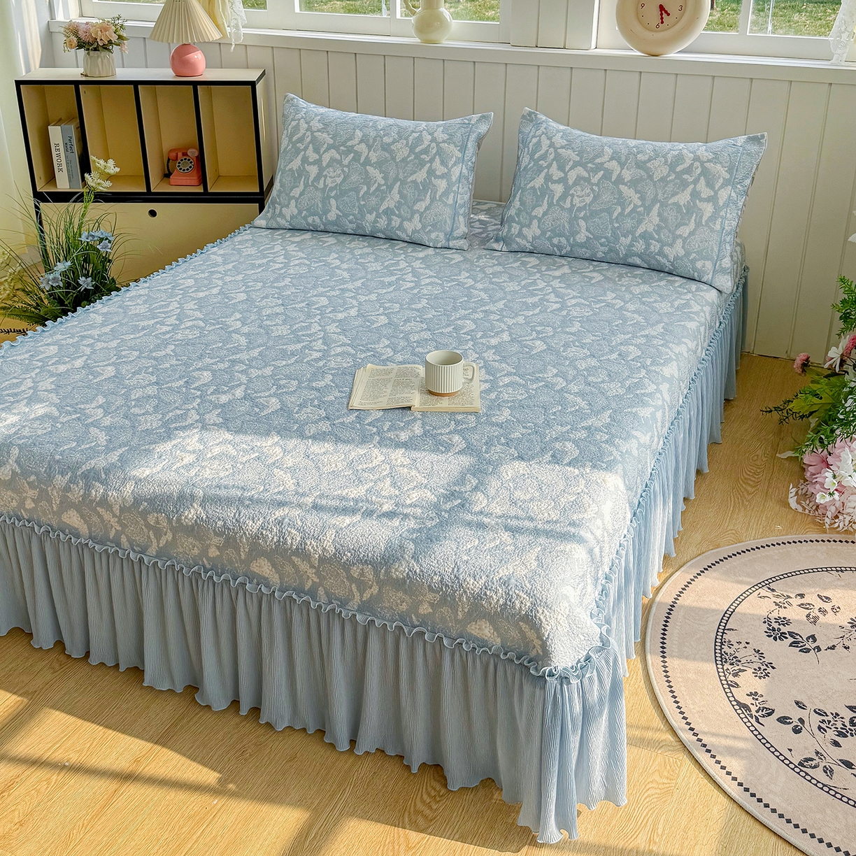 91家纺网 家纺一手货源 找家纺 卡初家居（原微来） 2026新款A类凉豆豆凉感双面提花床裙款-蝶舞花间 蝶舞花间-天空蓝