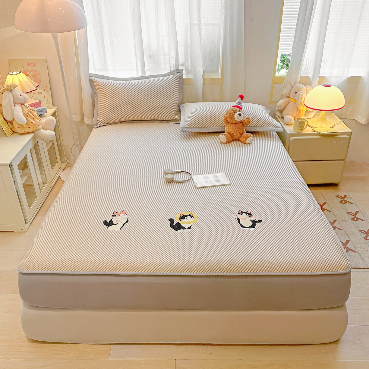 91家纺网 家纺一手货源 找家纺 多乐家纺 2026新款PE提花斜纹凉感豆豆卡通刺绣大包边复合凉席 三只猫-香槟（床笠款）