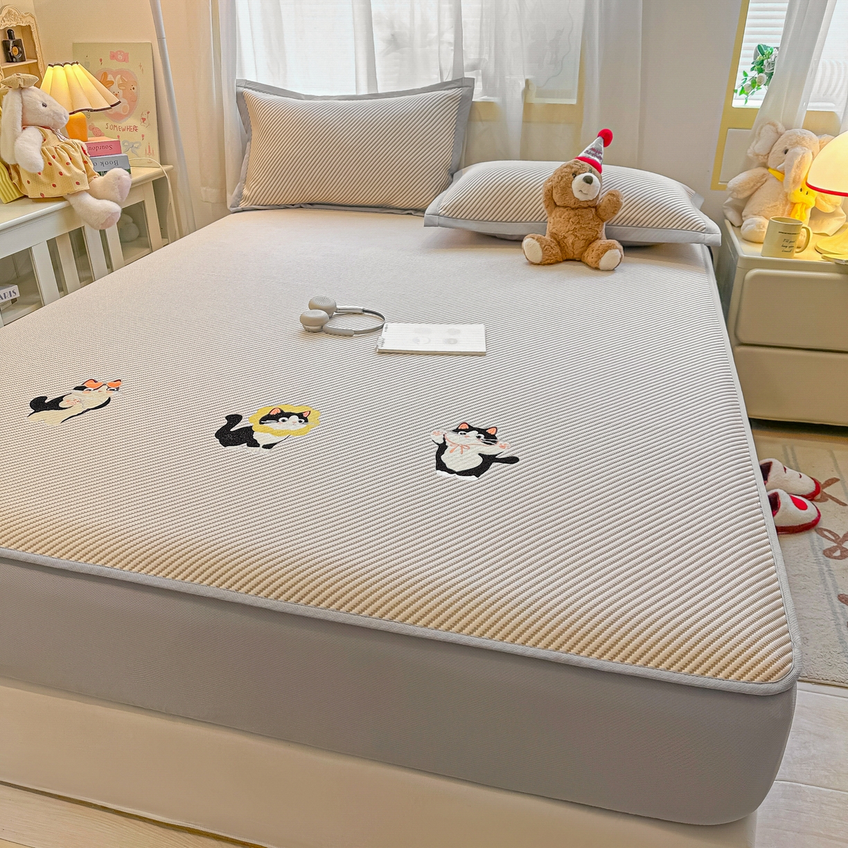 91家纺网 家纺一手货源 找家纺 多乐家纺 2026新款PE提花斜纹凉感豆豆卡通刺绣大包边复合凉席 三只猫-香槟（床笠款）