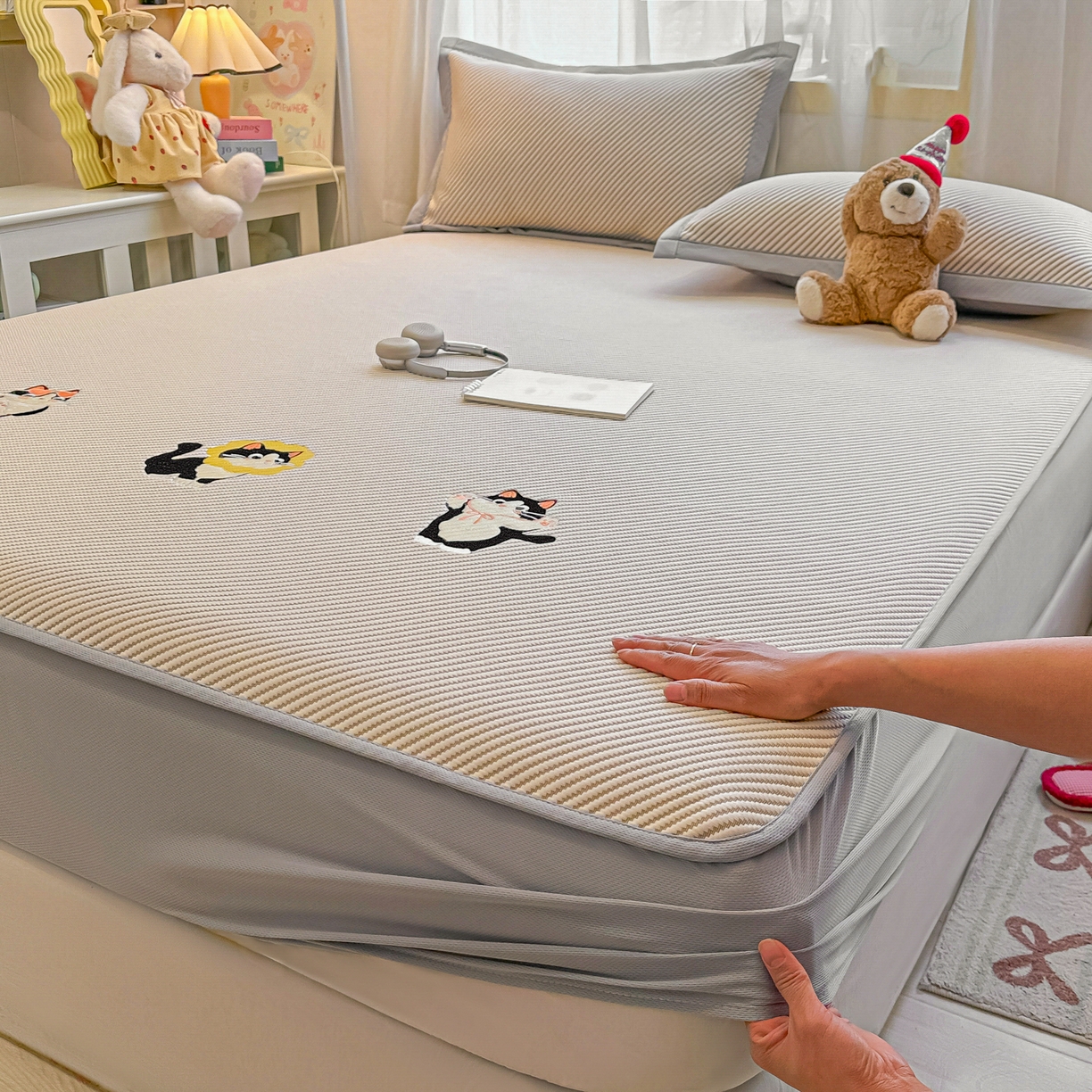 91家纺网 家纺一手货源 找家纺 多乐家纺 2026新款PE提花斜纹凉感豆豆卡通刺绣大包边复合凉席 三只猫-香槟（床笠款）