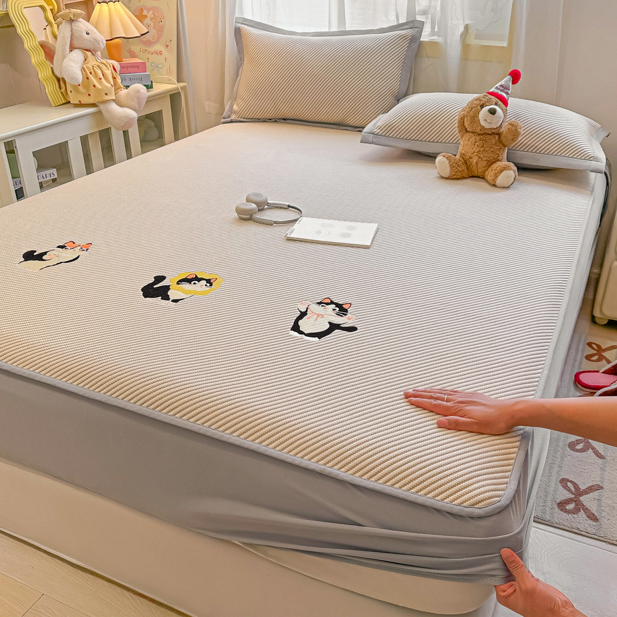 91家纺网 家纺一手货源 找家纺 多乐家纺 2026新款PE提花斜纹凉感豆豆卡通刺绣大包边复合凉席 三只猫-香槟（床笠款）