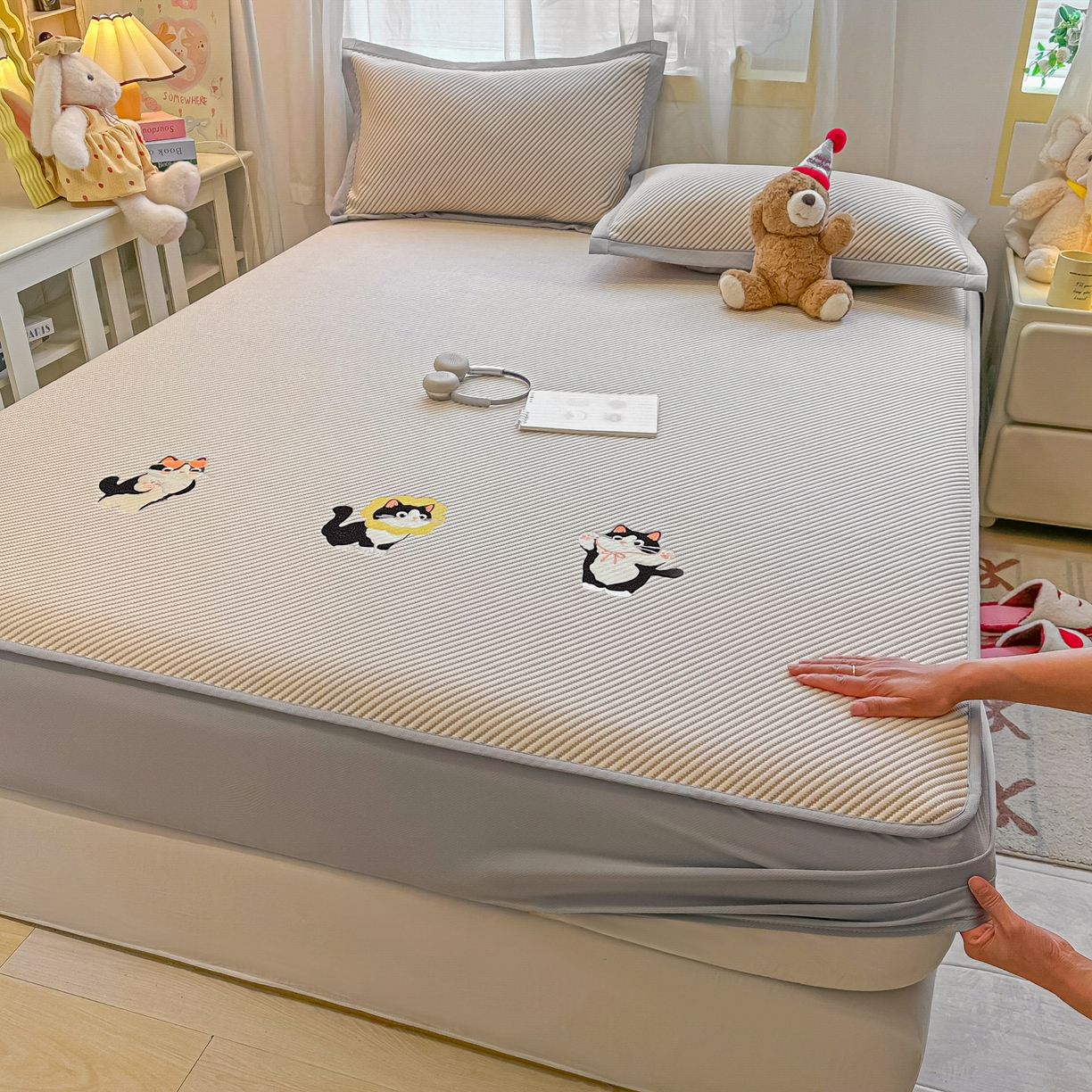 91家纺网 家纺一手货源 找家纺 多乐家纺 2026新款PE提花斜纹凉感豆豆卡通刺绣大包边复合凉席 三只猫-香槟（床笠款）