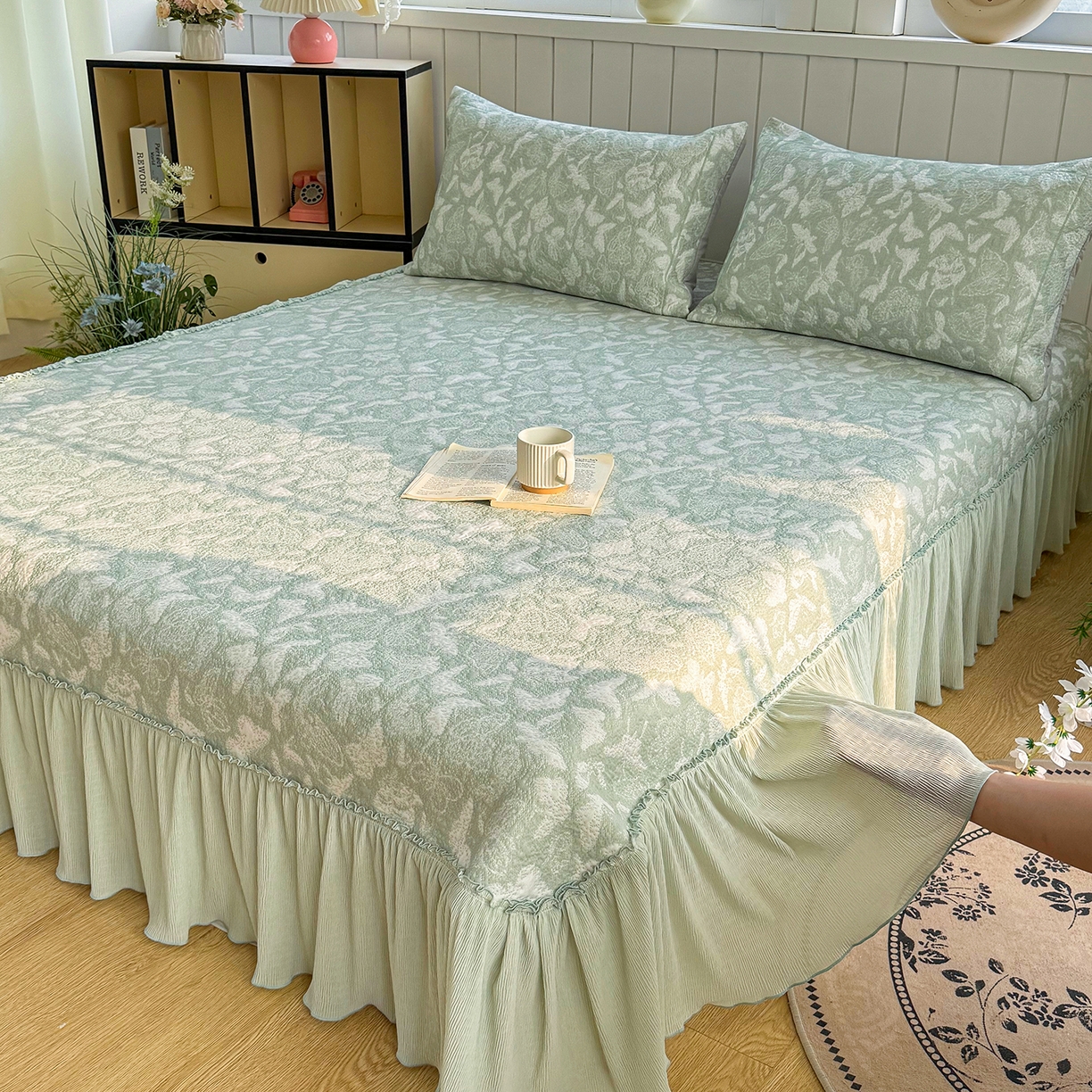 91家纺网 家纺一手货源 找家纺 卡初家居（原微来） 2026新款A类凉豆豆凉感双面提花床裙款-蝶舞花间 蝶舞花间-优雅绿