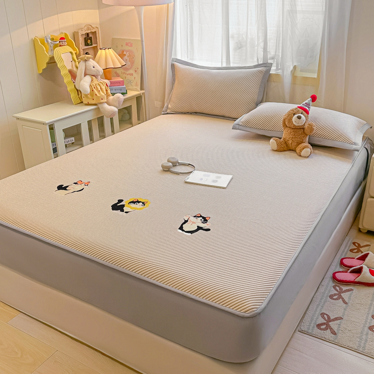 91家纺网 家纺一手货源 找家纺 多乐家纺 2026新款PE提花斜纹凉感豆豆卡通刺绣大包边复合凉席 三只猫-香槟（床笠款）