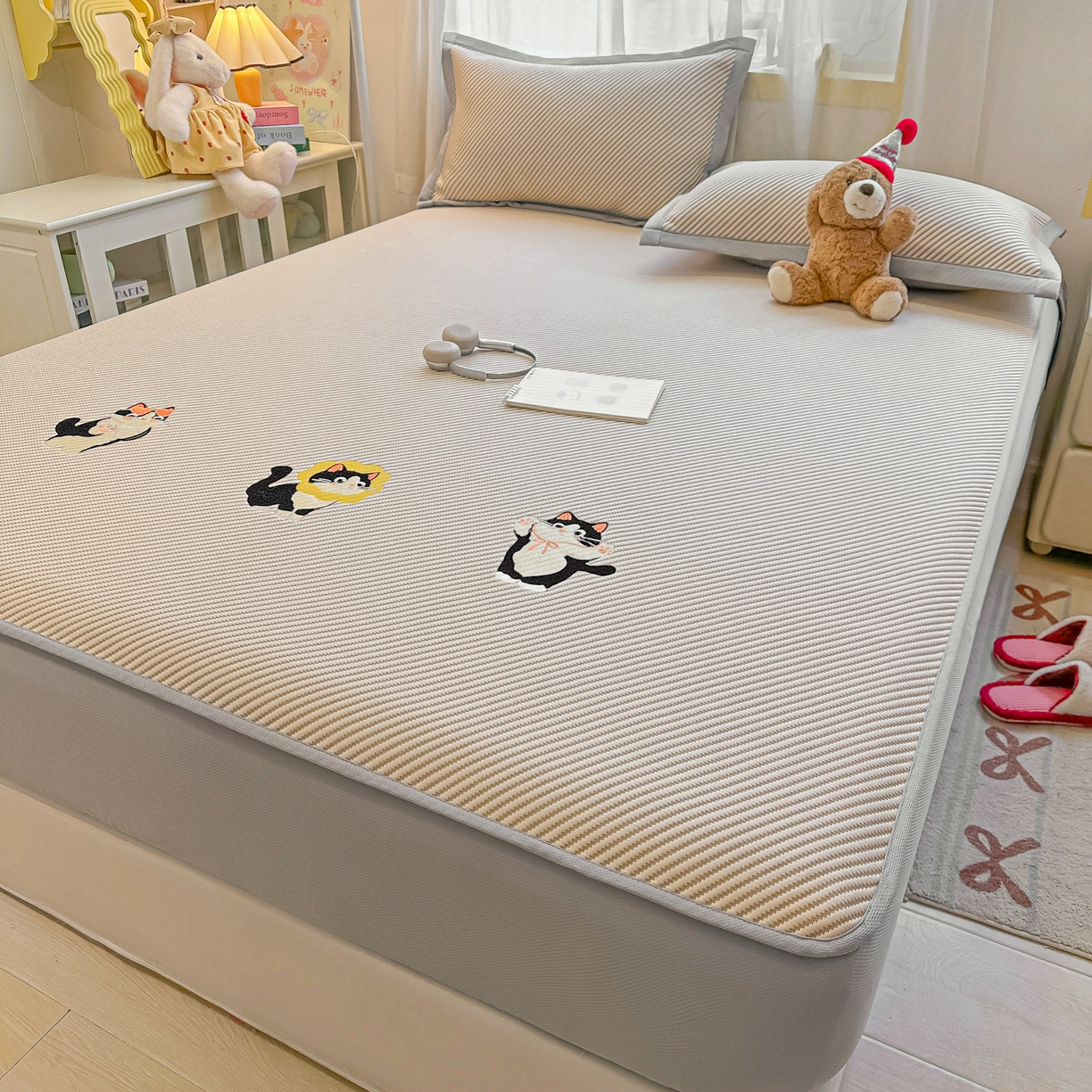 91家纺网 家纺一手货源 找家纺 多乐家纺 2026新款PE提花斜纹凉感豆豆卡通刺绣大包边复合凉席 三只猫-香槟（床笠款）