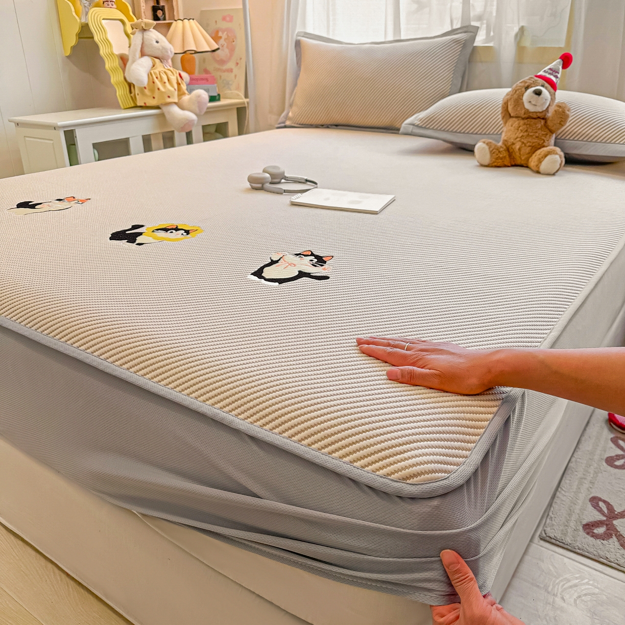 91家纺网 家纺一手货源 找家纺 多乐家纺 2026新款PE提花斜纹凉感豆豆卡通刺绣大包边复合凉席 三只猫-香槟（床笠款）