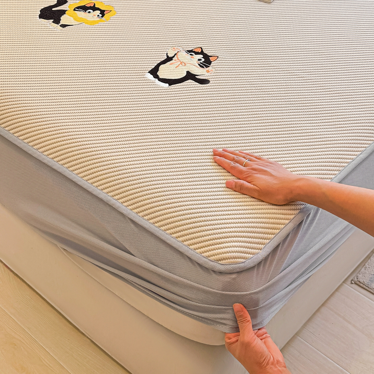 91家纺网 家纺一手货源 找家纺 多乐家纺 2026新款PE提花斜纹凉感豆豆卡通刺绣大包边复合凉席 三只猫-香槟（床笠款）