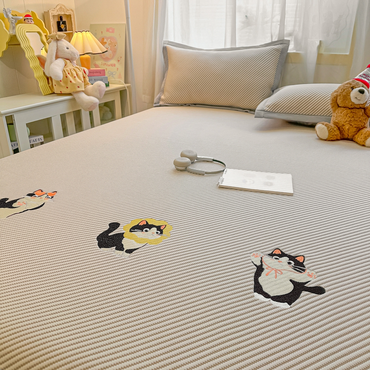 91家纺网 家纺一手货源 找家纺 多乐家纺 2026新款PE提花斜纹凉感豆豆卡通刺绣大包边复合凉席 三只猫-香槟（床笠款）