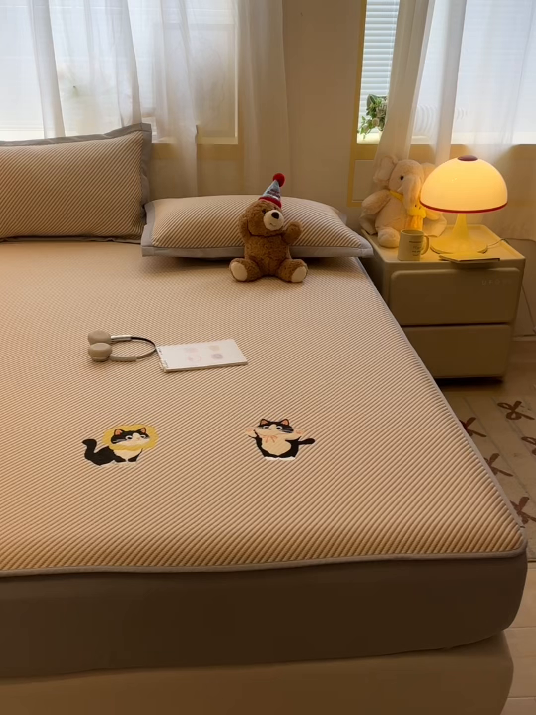 91家纺网 家纺一手货源 找家纺 多乐家纺 2026新款PE提花斜纹凉感豆豆卡通刺绣大包边复合凉席 三只猫-香槟（床笠款）