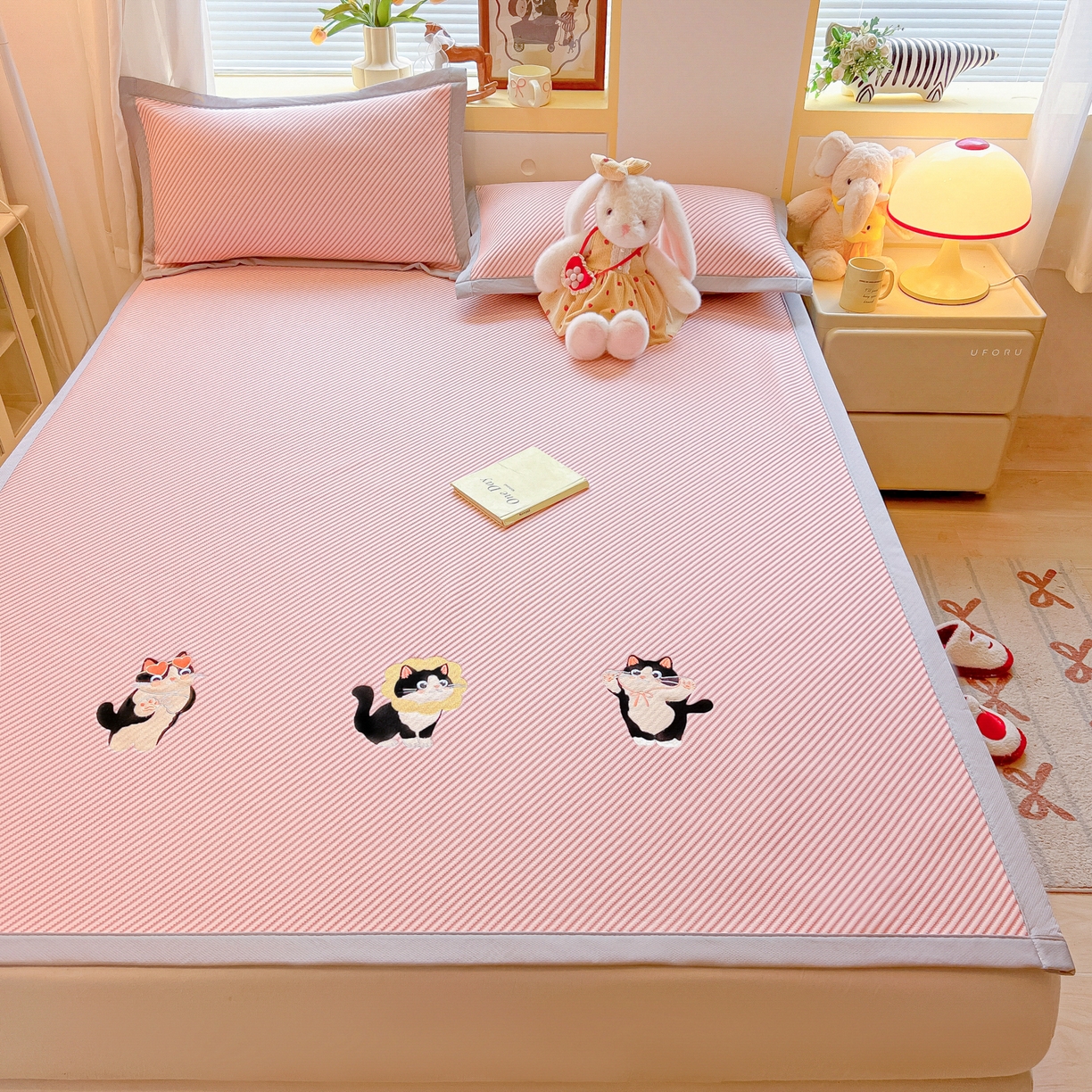 91家纺网 家纺一手货源 找家纺 多乐家纺 2026新款PE提花斜纹凉感豆豆卡通刺绣大包边复合凉席 三只猫-可爱粉（床席款）