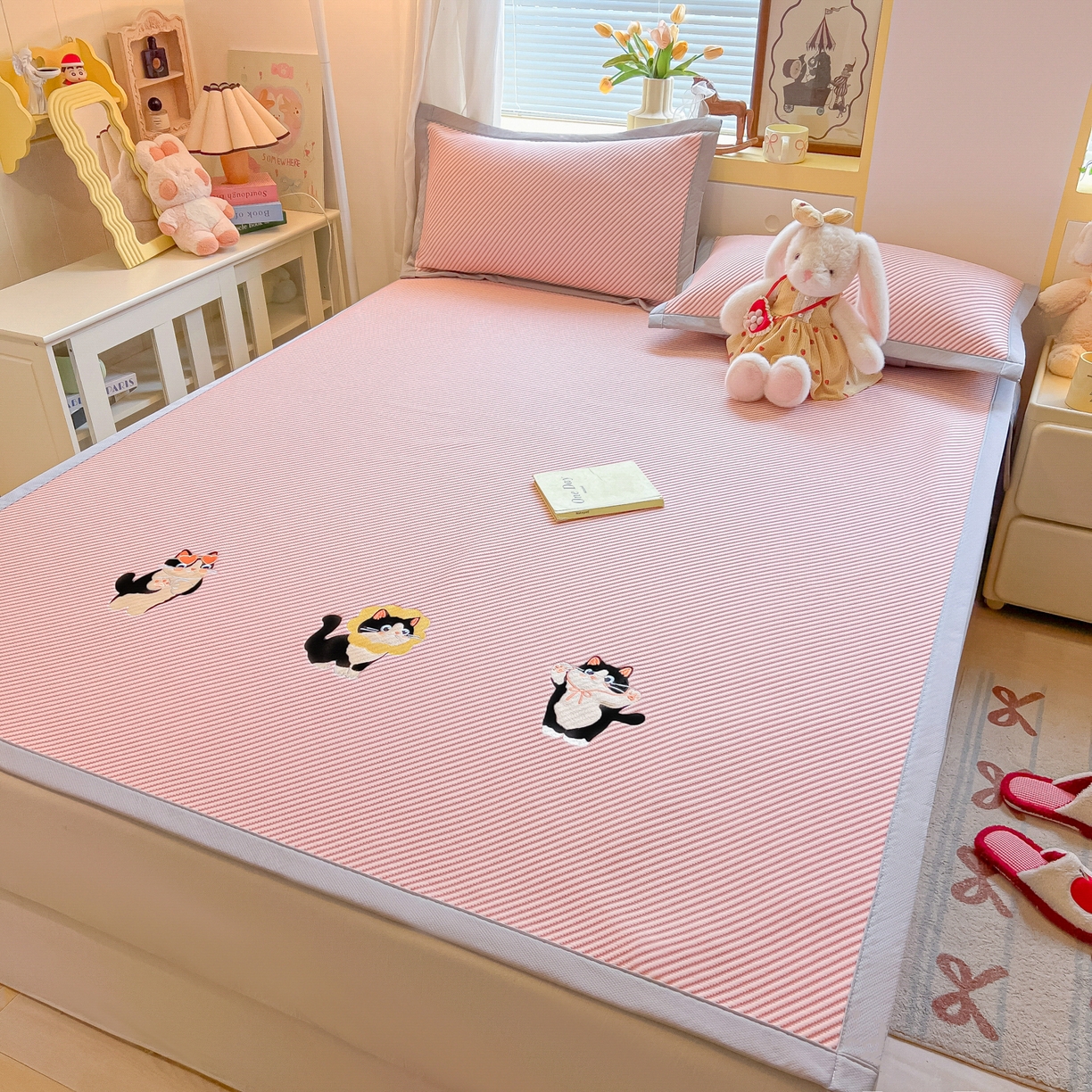 91家纺网 家纺一手货源 找家纺 多乐家纺 2026新款PE提花斜纹凉感豆豆卡通刺绣大包边复合凉席 三只猫-可爱粉（床席款）