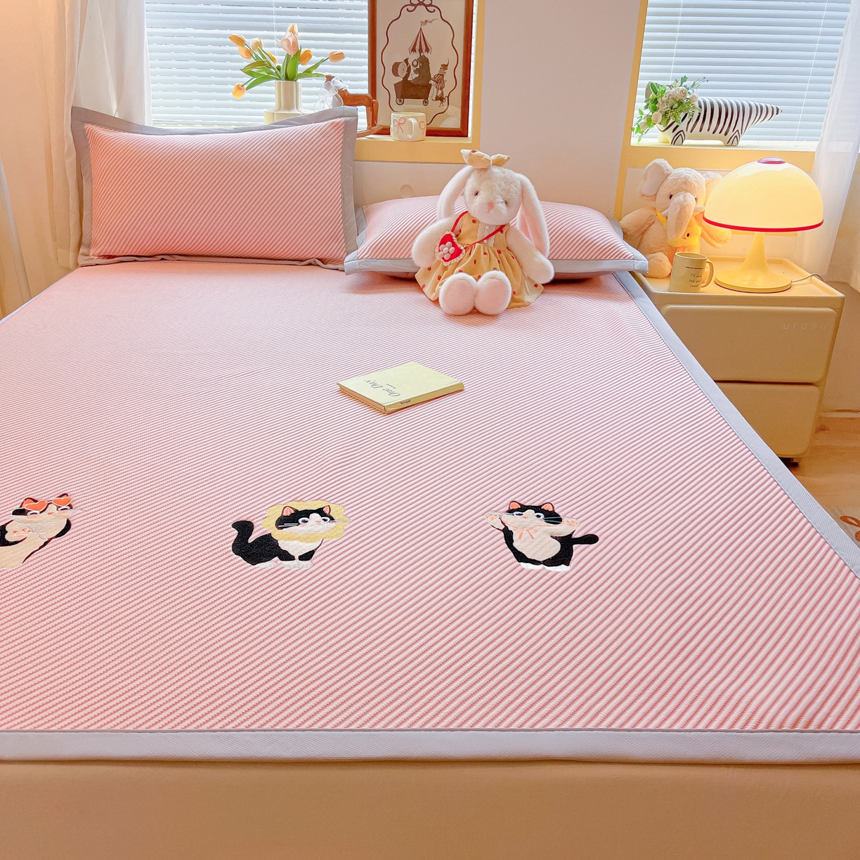 91家纺网 家纺一手货源 找家纺 多乐家纺 2026新款PE提花斜纹凉感豆豆卡通刺绣大包边复合凉席 三只猫-可爱粉（床席款）