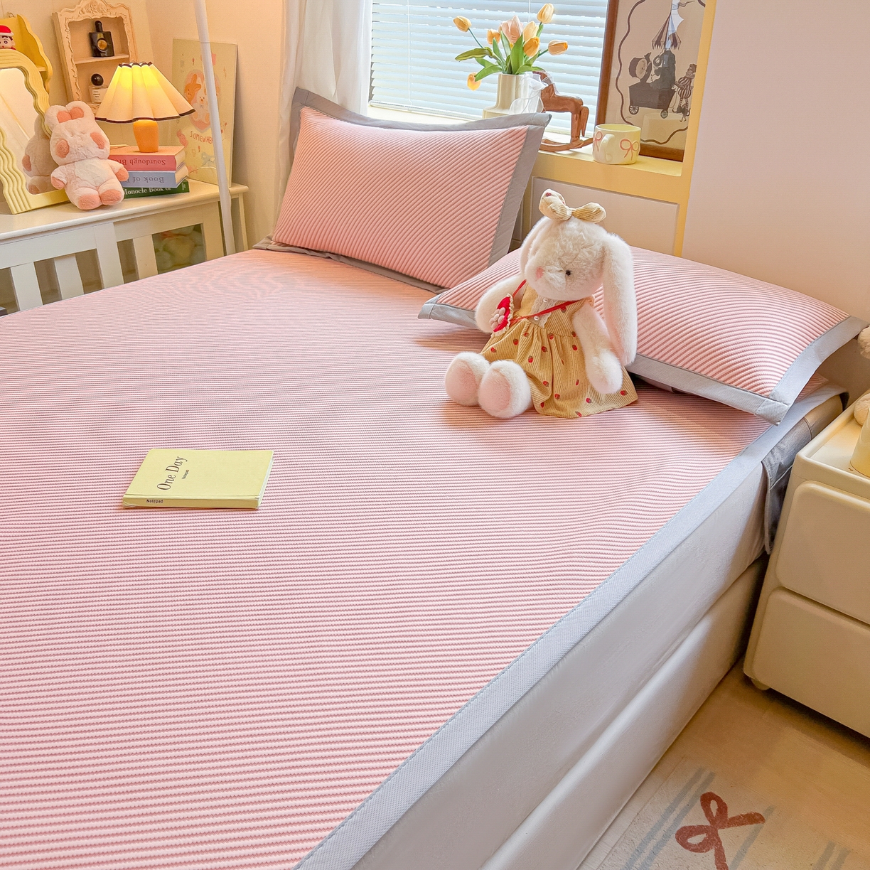 91家纺网 家纺一手货源 找家纺 多乐家纺 2026新款PE提花斜纹凉感豆豆卡通刺绣大包边复合凉席 三只猫-可爱粉（床席款）