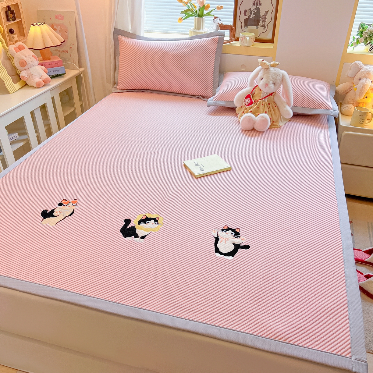 91家纺网 家纺一手货源 找家纺 多乐家纺 2026新款PE提花斜纹凉感豆豆卡通刺绣大包边复合凉席 三只猫-可爱粉（床席款）