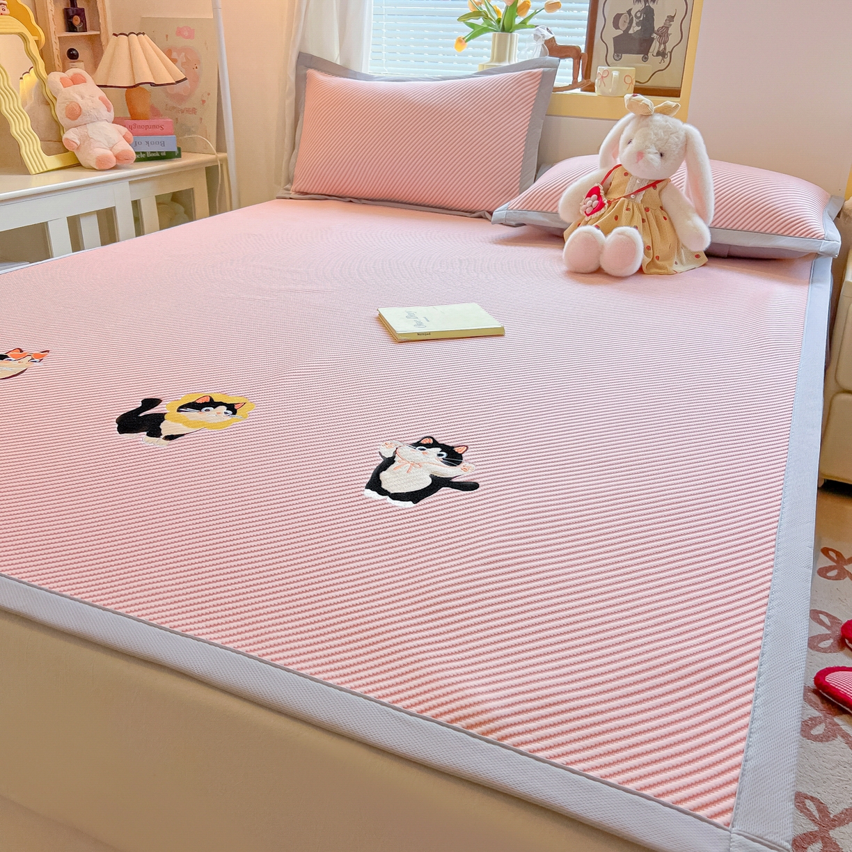 91家纺网 家纺一手货源 找家纺 多乐家纺 2026新款PE提花斜纹凉感豆豆卡通刺绣大包边复合凉席 三只猫-可爱粉（床席款）