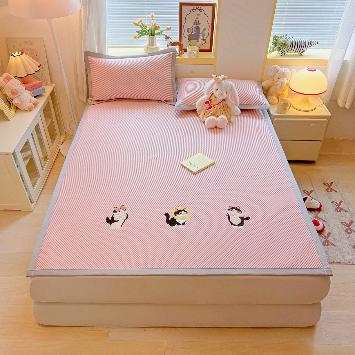 91家纺网 家纺一手货源 找家纺 多乐家纺 2026新款PE提花斜纹凉感豆豆卡通刺绣大包边复合凉席 三只猫-可爱粉（床席款）