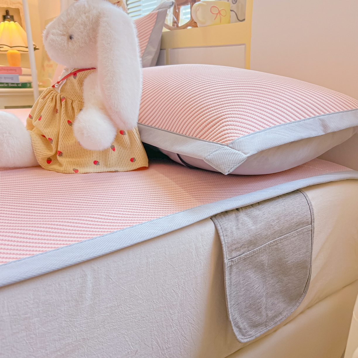 91家纺网 家纺一手货源 找家纺 多乐家纺 2026新款PE提花斜纹凉感豆豆卡通刺绣大包边复合凉席 三只猫-可爱粉（床席款）