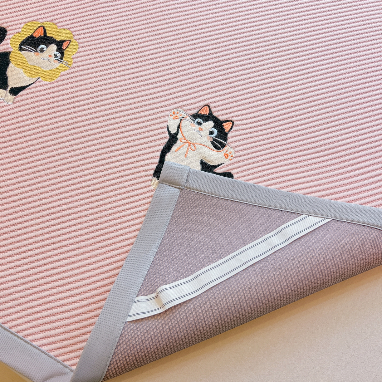 91家纺网 家纺一手货源 找家纺 多乐家纺 2026新款PE提花斜纹凉感豆豆卡通刺绣大包边复合凉席 三只猫-可爱粉（床席款）